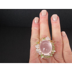 Grande bague de créateur en quartz rose présentée sur main